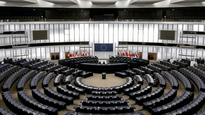 Je AI bezpečná? Evropský parlament si to nemyslí a zaměstnancům ji zakázal