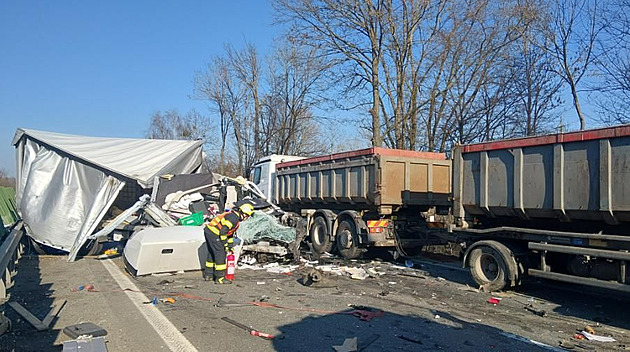 Do odstaveného náklaďáku na D35 narazila dodávka, část dálnice stojí