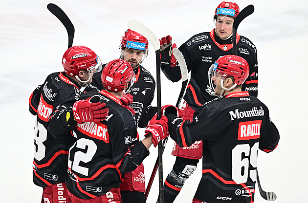 ONLINE: Hradec v boji o čtyřku vede, Třinec srovnal s Vary, Sparta v Pardubicích