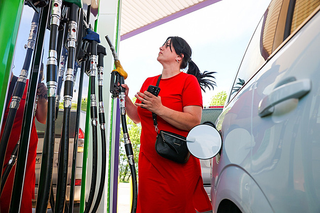 Nejen Krym. Rusko po útocích omezuje prodej benzinu už i v Moskvě a Petrohradu