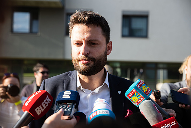Pražský lídr ANO Prokop slíbil vysvětlit, jak přišel ke svým bytům. Ze zastupitelstva se omluvil