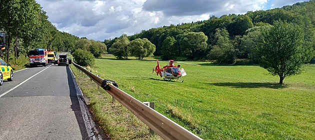 Motorkář po střetu na Novojičínsku bojoval o život, krvácení zastavovali svědci