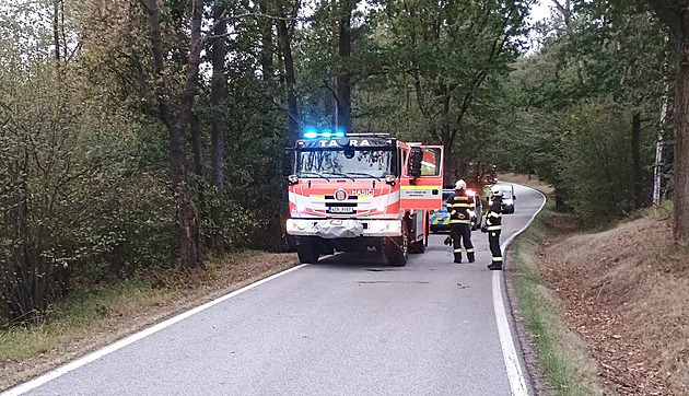 Tragédie na Českobudějovicku, po nárazu do stromu v autě uhořel člověk