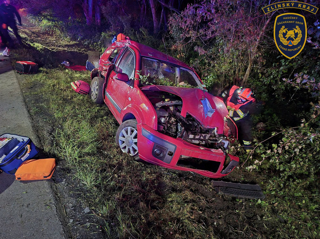 Nezvládl zatáčku, auto narazilo do stromu. Jeden ze spolucestujících je po smrti