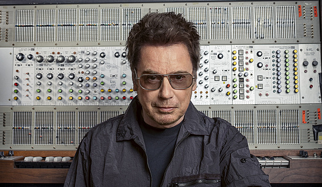 Minulost a budoucnost. Jean-Michel Jarre přiveze do Prahy klasiku i nový materiál
